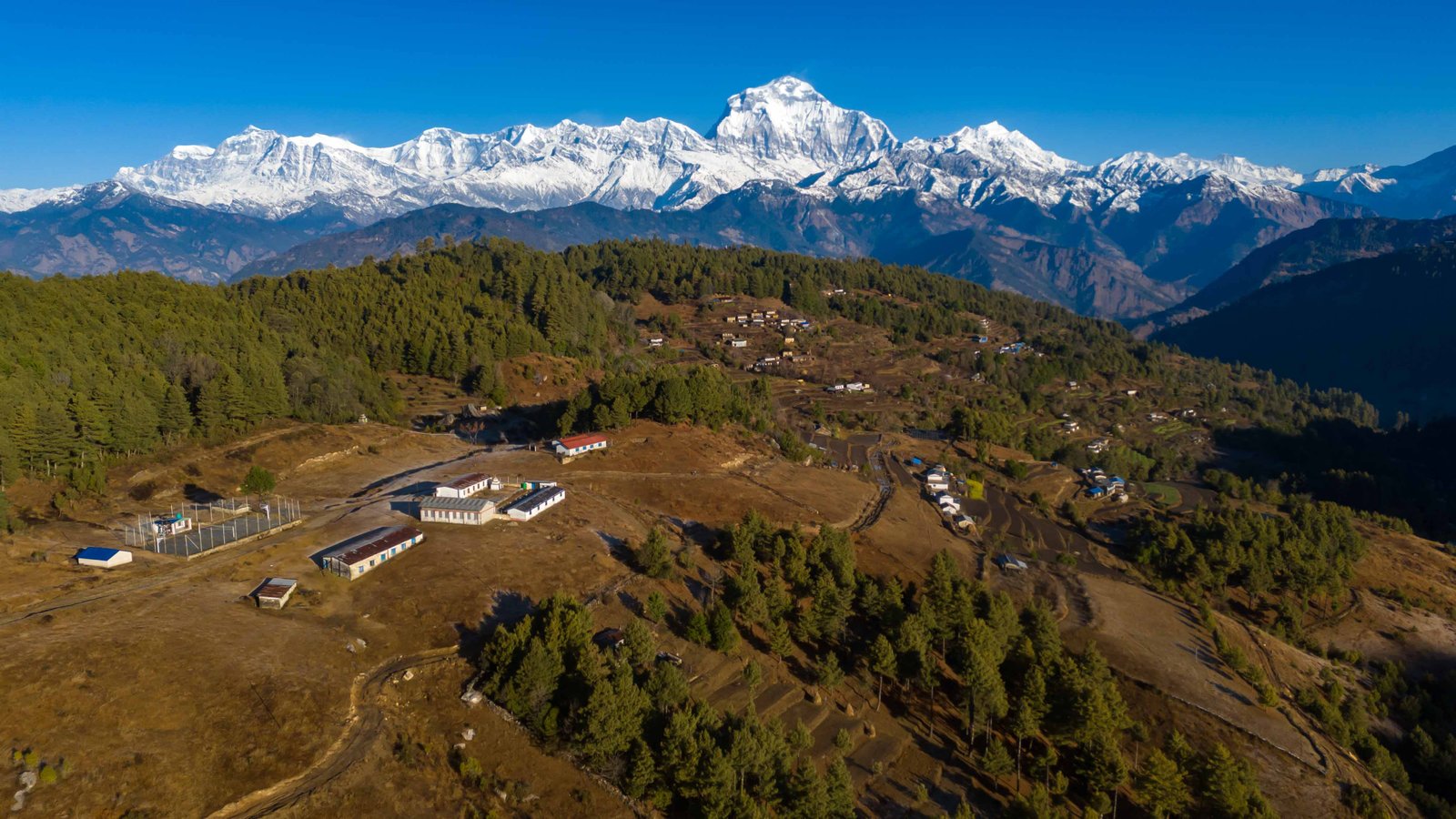 फलामे डाँडाबाट नजिकै देखिने धौलागिरी हिमश्रृङ्खला
